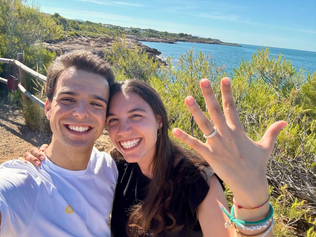 Inés y Miguel celebrando su compromiso con el anillo