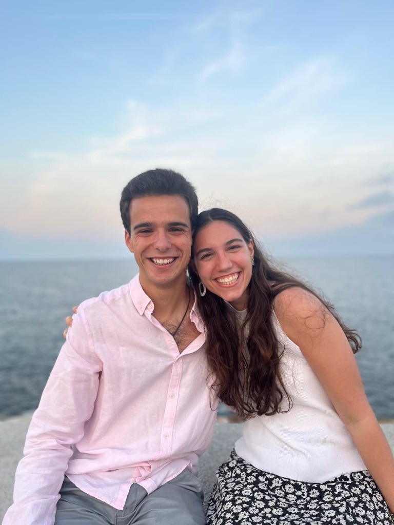Inés y Miguel juntos junto al mar