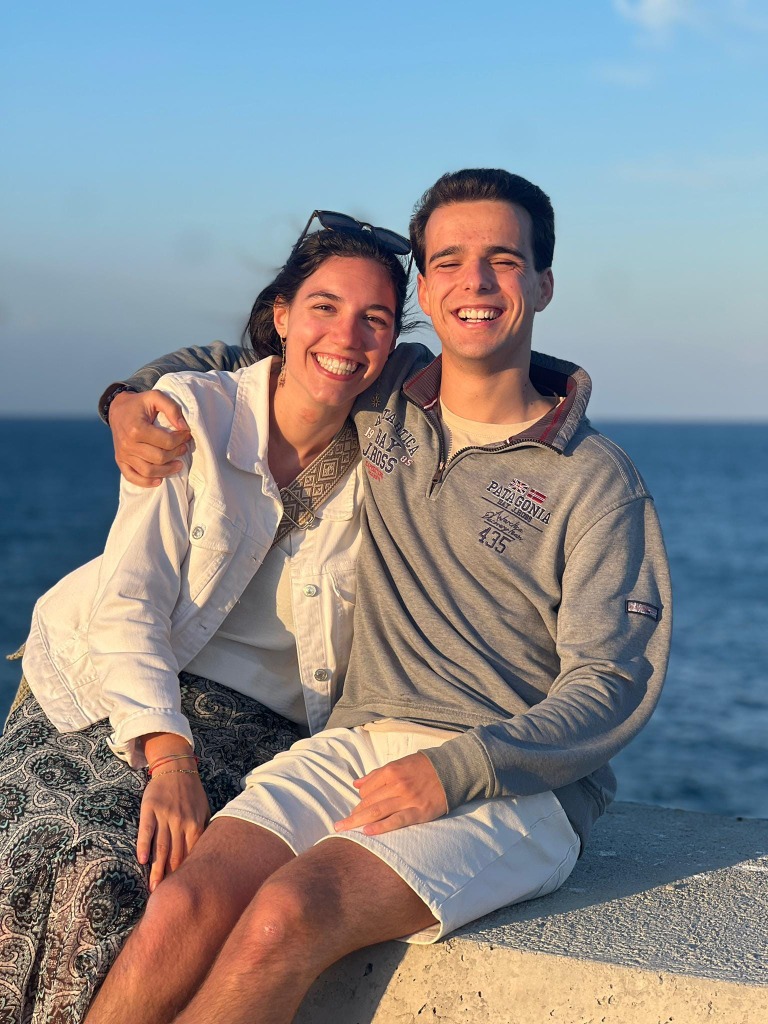 Inés y Miguel al atardecer sonriendo juntos